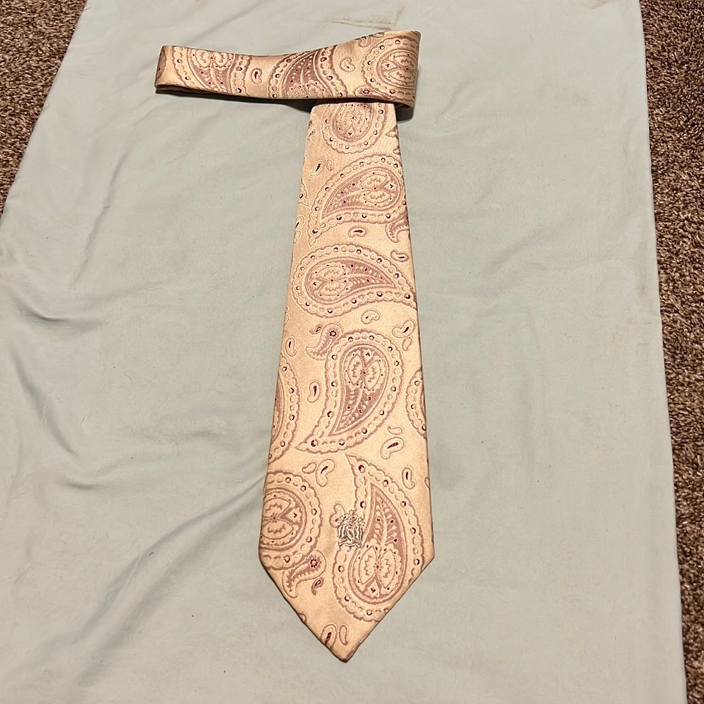 Oleg Cassini paisley tie with crest